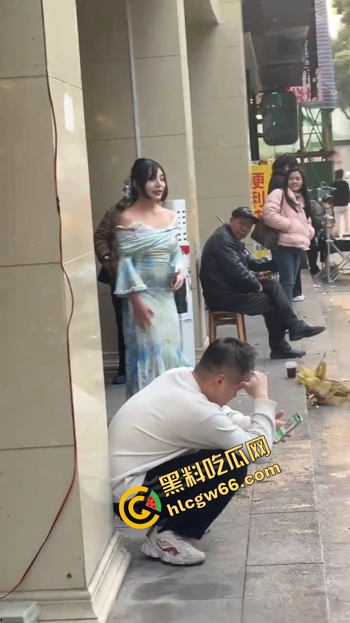 长沙解放西路嫩妹网红街头拍段子，结果路人上来对着大奶一顿狂抓，手顺势摸逼全场看傻？-3