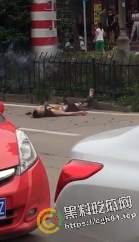 老头因汽车不戴头盔不满被罚款 爬上高压电线变身雷电法王 人都烧糊了-5