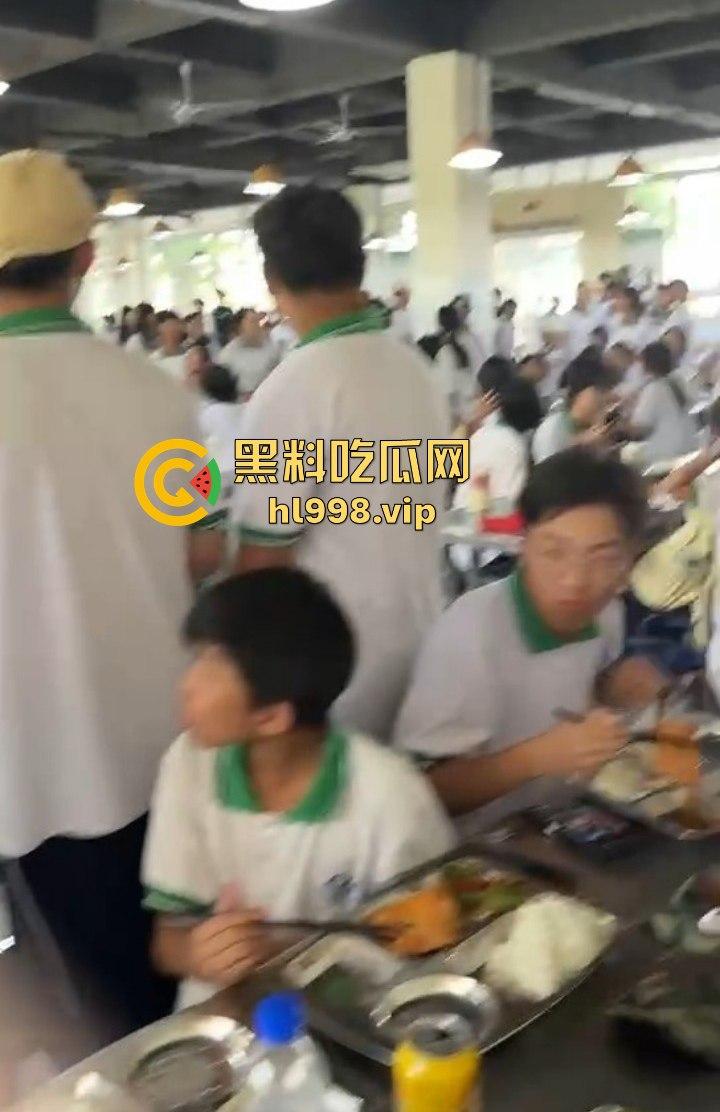 澄海职校精神小妹校内霸凌，收小太妹当马仔，学校里收保护费，谁不给钱就干谁！-15