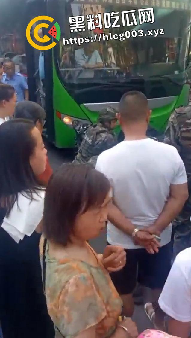 四川自贡37路公交车伤人现场 男子砍死司机挟持乘客  出动特警军队抓捕 满脸都是别人的血-5