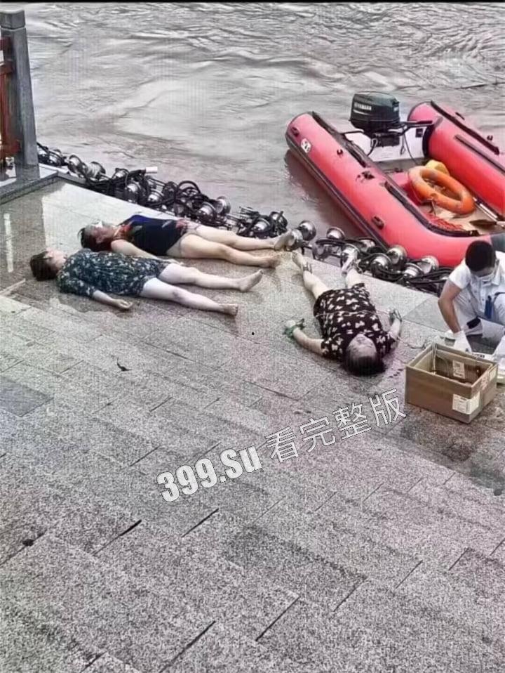 四川雅安陇西河鱼鳞坝，11位退休大妈衣着靓丽开心的在河坝边上载歌载舞  下一秒涨水带走七位，天人永隔！-6