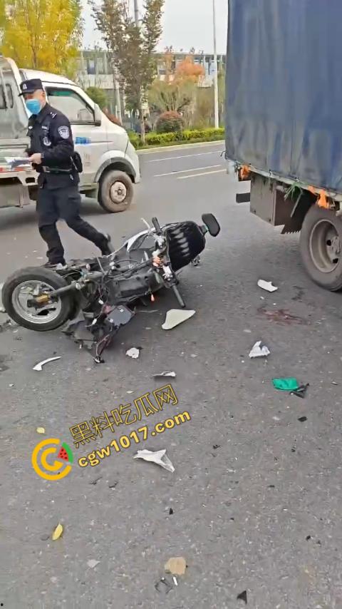 广西南宁车祸现场：鬼火少年私自改装9号电动车，速度太快操作不当直撞大货车，血溅当场！-2