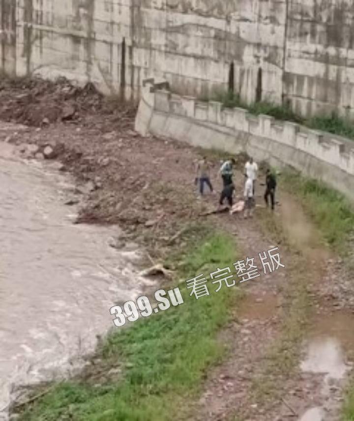四川雅安陇西河鱼鳞坝，11位退休大妈衣着靓丽开心的在河坝边上载歌载舞  下一秒涨水带走七位，天人永隔！-7