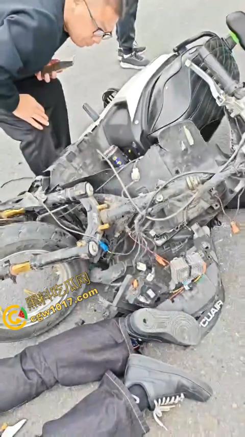 广西南宁车祸现场：鬼火少年私自改装9号电动车，速度太快操作不当直撞大货车，血溅当场！-7