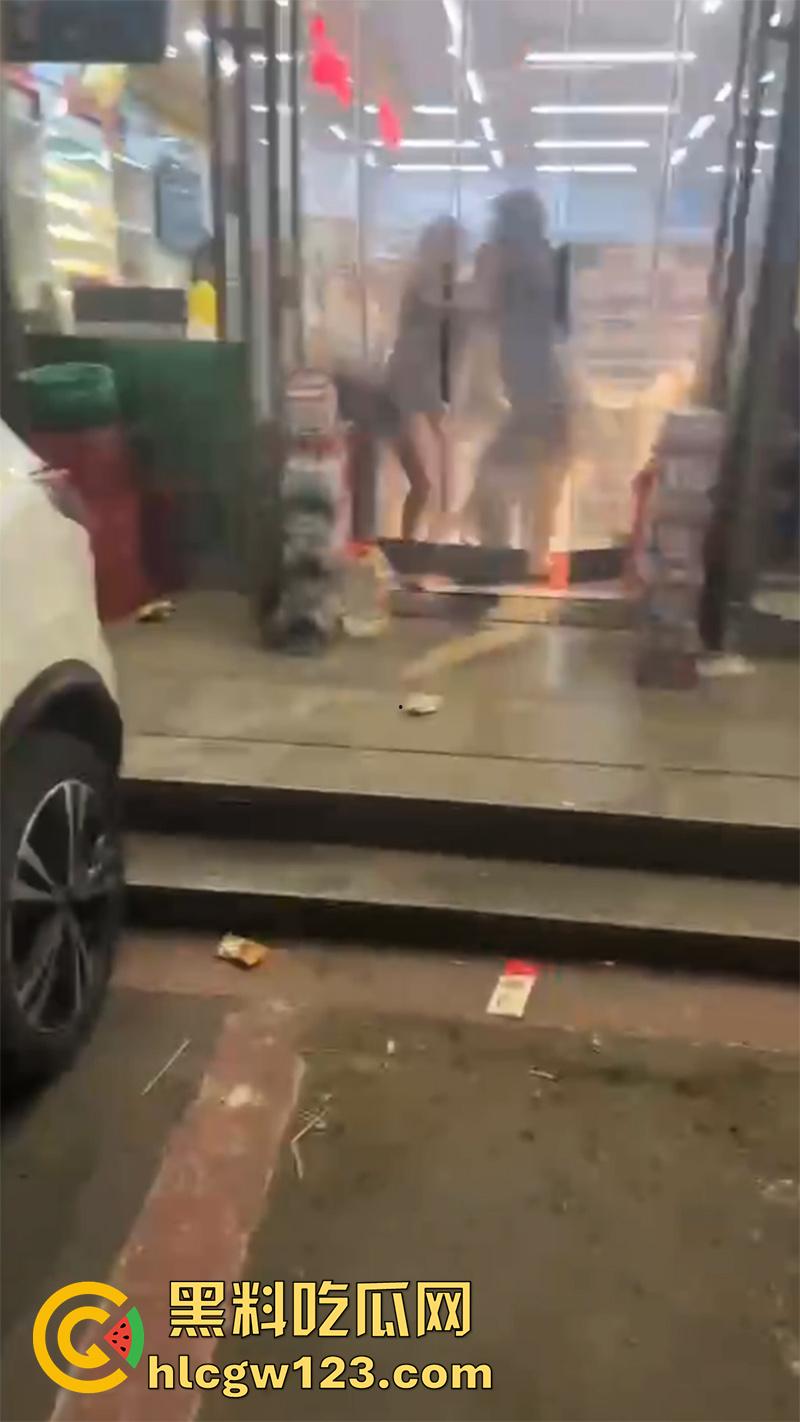 吉林长春精神小妹打架现场，一群社会青年围殴闺蜜，纹身小伙一旁录像加油，年纪轻轻不学好啊！-1