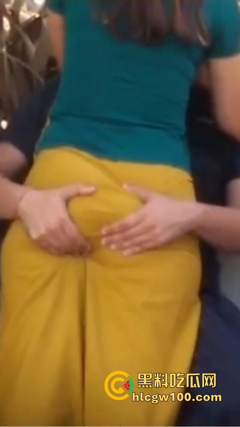 三亚热恋情侣户外野战 美女骚逼坐地能吸土 揉臀摩擦鸡巴做足前戏 结果男友插入3秒草草了事 尴尬到飞起！-2