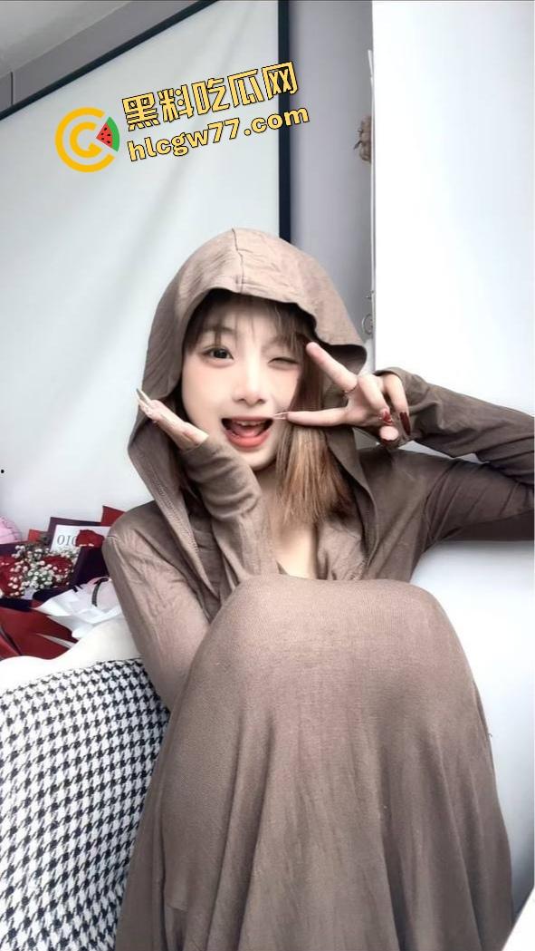 宁夏极品嫩妹【房于心】反差婊内裤套头狂舔鸡巴,天然毛丛嫩逼被猛操到喷泉,高颜骚货口交上瘾!-1