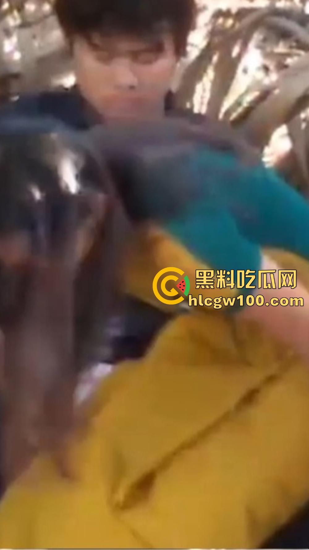 三亚热恋情侣户外野战 美女骚逼坐地能吸土 揉臀摩擦鸡巴做足前戏 结果男友插入3秒草草了事 尴尬到飞起！-10