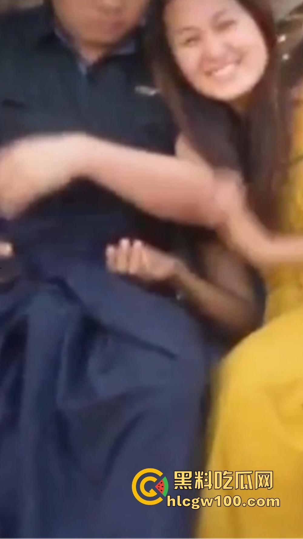 三亚热恋情侣户外野战 美女骚逼坐地能吸土 揉臀摩擦鸡巴做足前戏 结果男友插入3秒草草了事 尴尬到飞起！-12