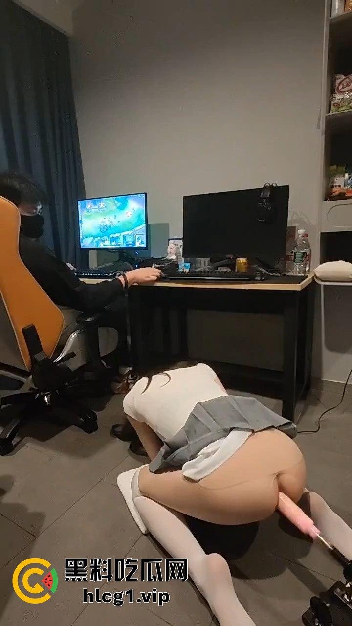 游戏不想被打扰？小哥用炮机哄女友，自顾自打游戏，真是高手！-2