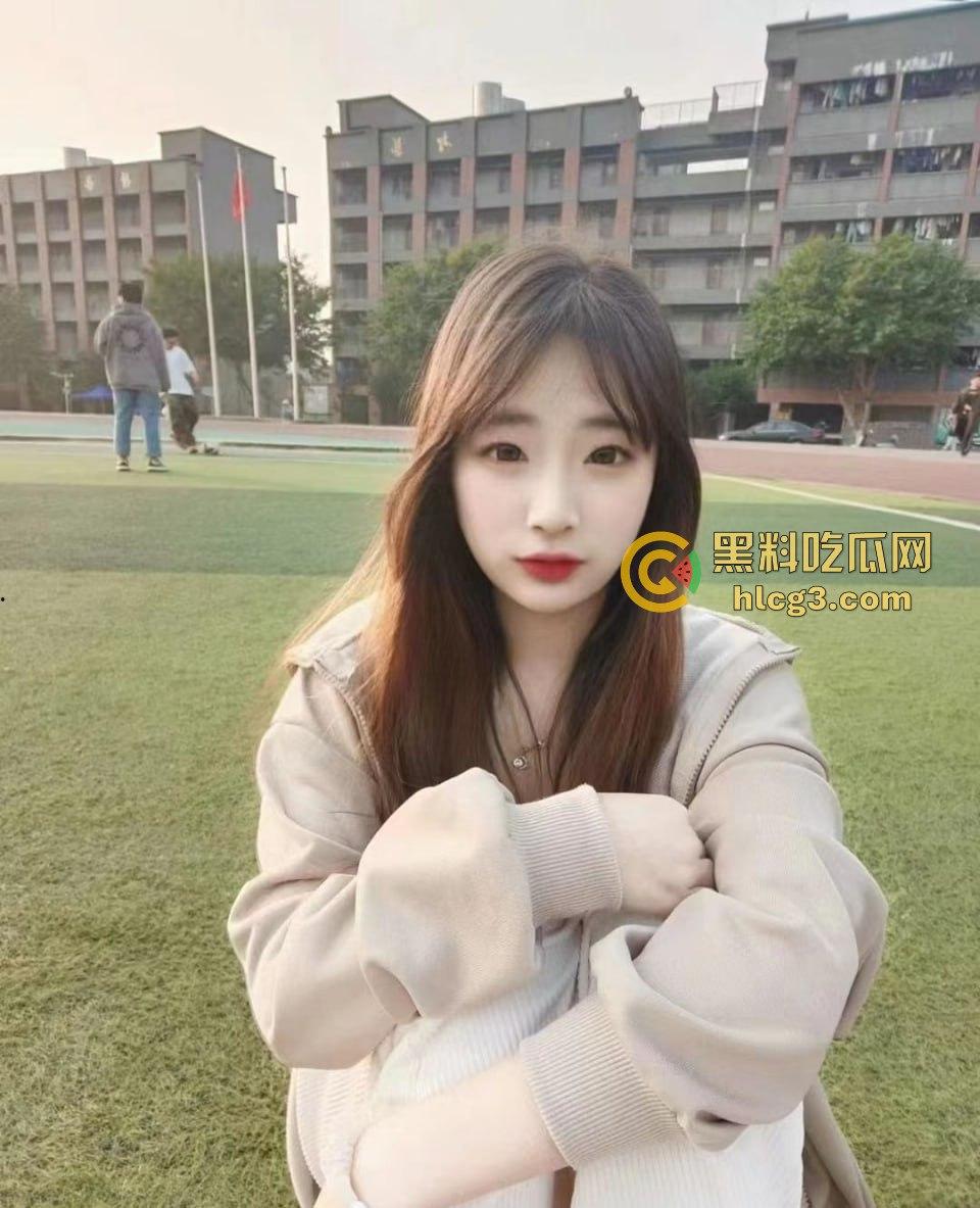 瓜友自曝：七夕惊艳体验！清纯重庆大二学妹约炮实录，抠逼时的无辜眼神，粉嫩乳房让人欲罢不能！-1