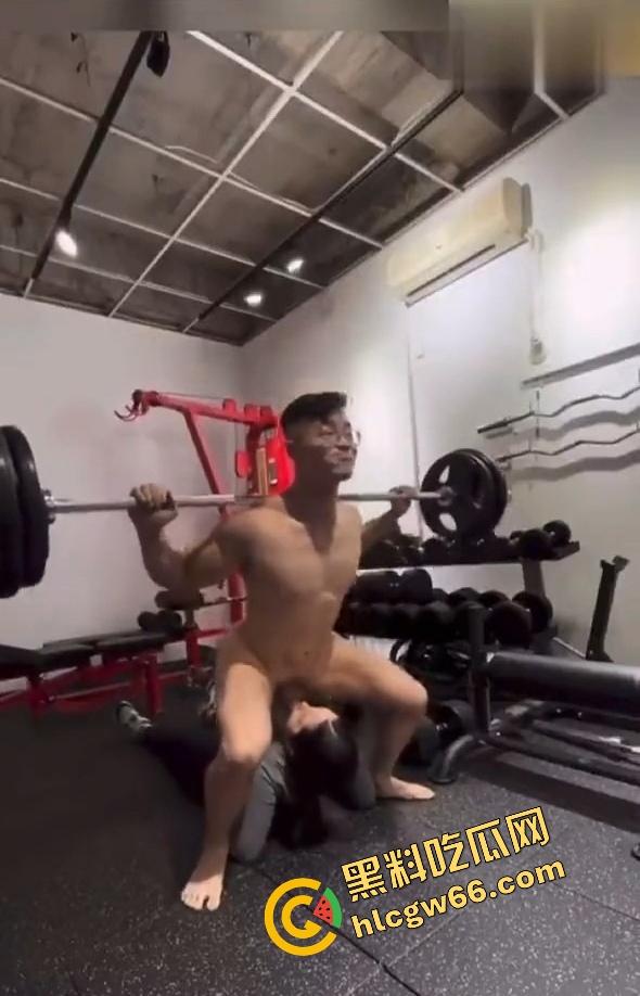 健身房不是练身体，是练耐操，朋友圈健身打卡，背地里健身教练大屌撑开骚穴，骚货汗没干骚水先流！-12