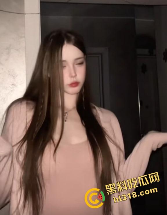 欧美酒吧绝活骚姐一屁股坐下把黄瓜全插进逼里口交双修，抬着观众的头当手动飞机杯一顿插！-2