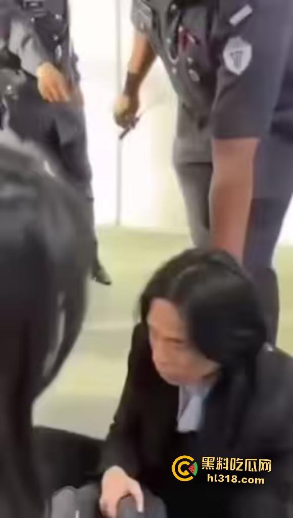 马来西亚华裔女学生被男友家暴囚禁好不容易逃出来又惨遭男友割喉，真是逃不出恶魔手爪啊！-2