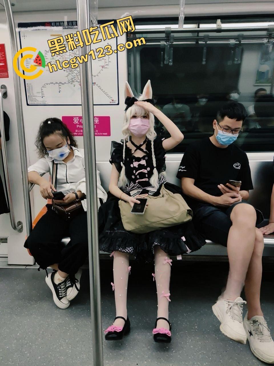 COS清纯学生妹【江伊曼】玩蔡文姬装扮被金主操翻，回家还穿着COS服趴着口交！-2