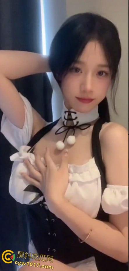 抖音百万粉丝女网红【小米粉】，为了流量竟然陪MCN负责人玩3P，娇小身材被各种爆操，实锤左手镯子都一摸一样！-4