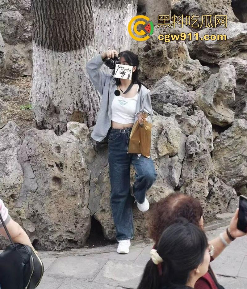 沈阳师大可爱反差学妹【张爱佳】性爱视频曝光，平时高冷校花范儿，私下竟是富二代们的床上尤物！-3