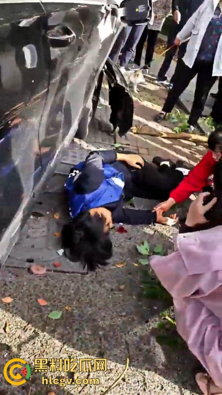 “我勒个骚刚！车子自己跑的”苏州吴江区女子驾车操作不当 路灯杆前的惊魂一撞致多人受伤！-14