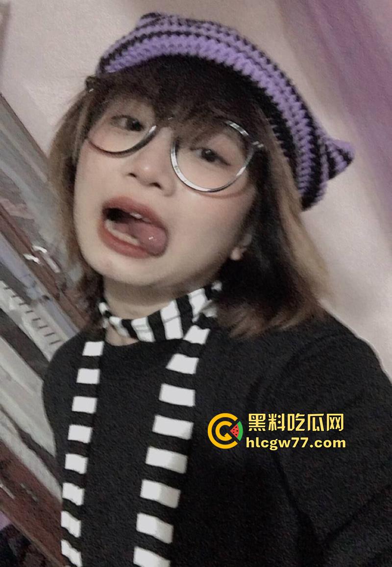 越南童颜巨乳网红，极品身材眼镜母狗，镜头前揉奶自慰，粉嫩巨乳让人口水直流！-1