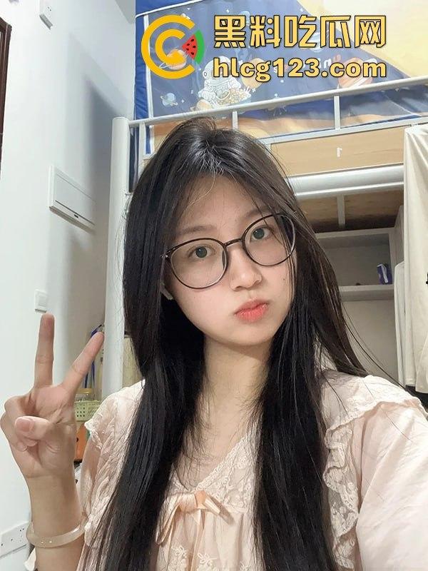 清纯不复存在!华南师大眼镜妹白琦珊云盘性爱片外泄,男友用情趣道具把她的小穴玩成流水工厂!-3