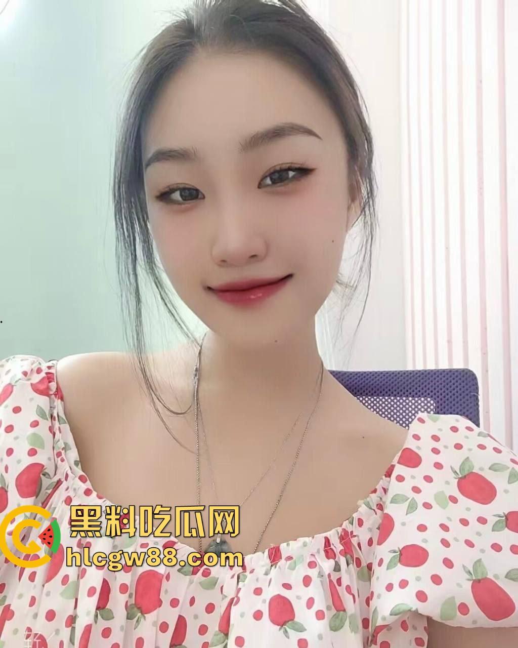 上海交通大学『周奕』反差骚母狗在酒店被丢床上爆操，激情打桩到失神，内射小穴表情太淫荡！-7