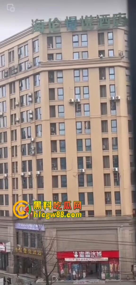 辽宁小孩恋爱被家人阻止，一气之下酒店跳楼，年纪轻轻大把恋爱还没谈就结束了，雪王卖柠檬水无辜躺枪！-9