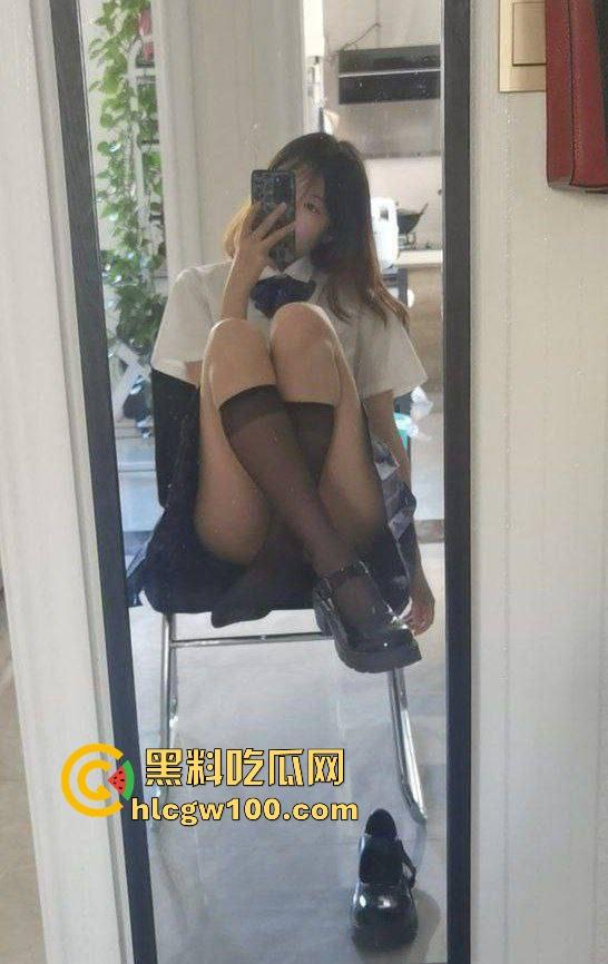 长沙职业学院清纯大一学妹【康婉莹】翻车，大尺度私密自拍被渣男曝光 情欲上头彻底沦陷！-1