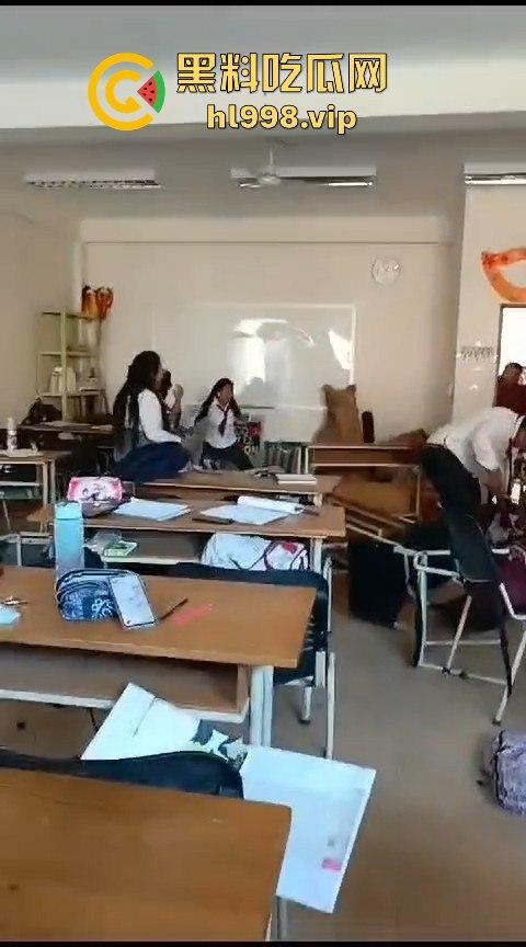 广西百色中学男生玩笑开翻，掏刀狂捅女生！现场尖叫不断，场面混乱不堪！-10