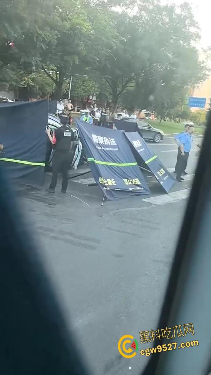 浙江绍兴发生严重车祸，一辆蔚来连撞多车，致一女子被爆头当场死亡，现场多人伤亡情况惨烈 !-5