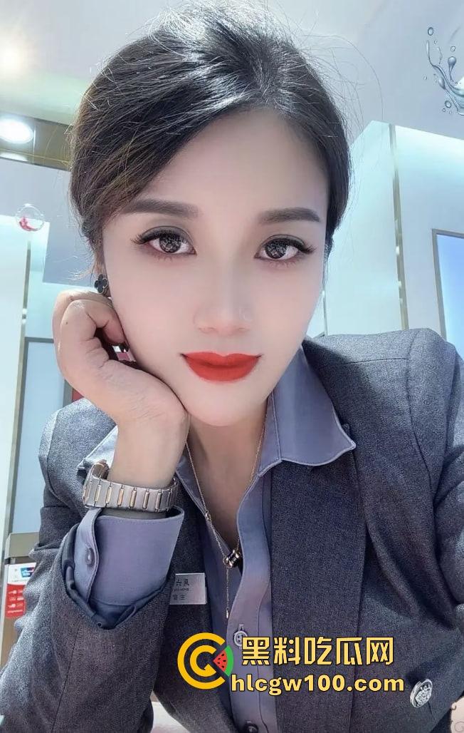 经济萧条珠宝销售卷疯了，周六福销售全裸卖珠宝，胸前两个钻石贴画遮羞，这销冠要是拿不到只能怪本钱太小！-5