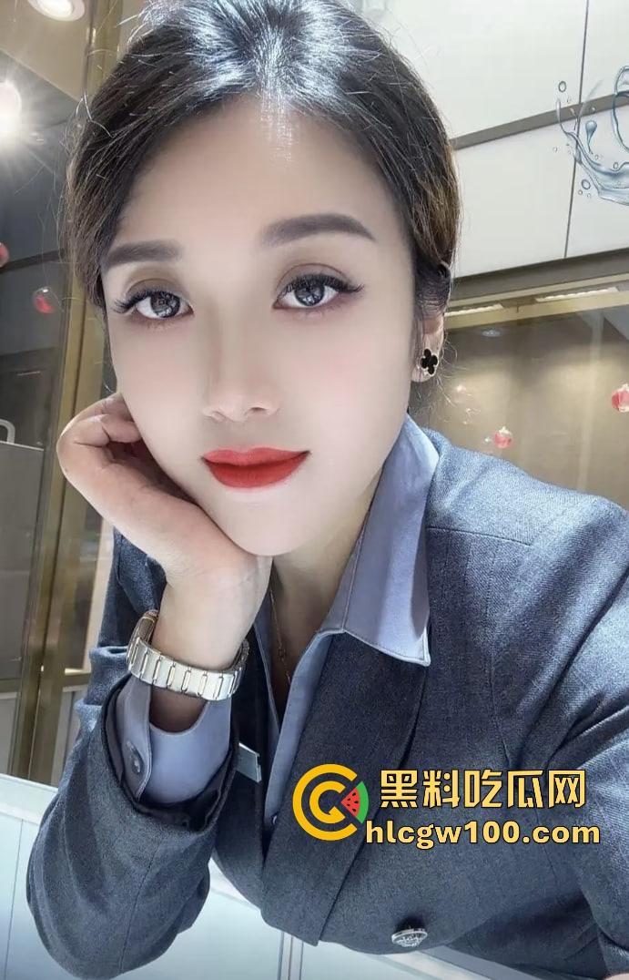 经济萧条珠宝销售卷疯了，周六福销售全裸卖珠宝，胸前两个钻石贴画遮羞，这销冠要是拿不到只能怪本钱太小！-9