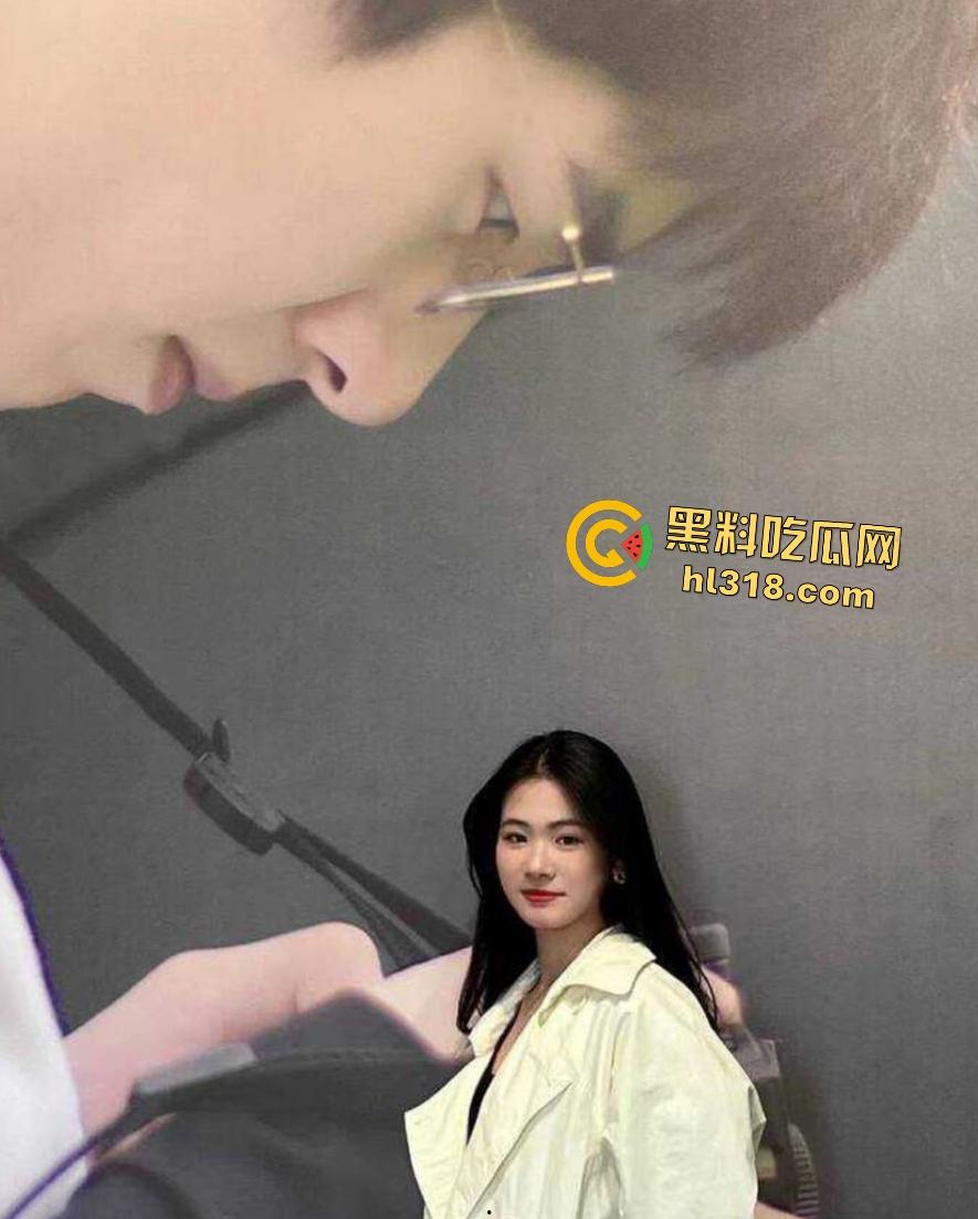 兴业银行女高管业余时间勾引下属，逼毛浓密从不剃，全程趴床让下属后入狂操！业绩从此不用愁！-3