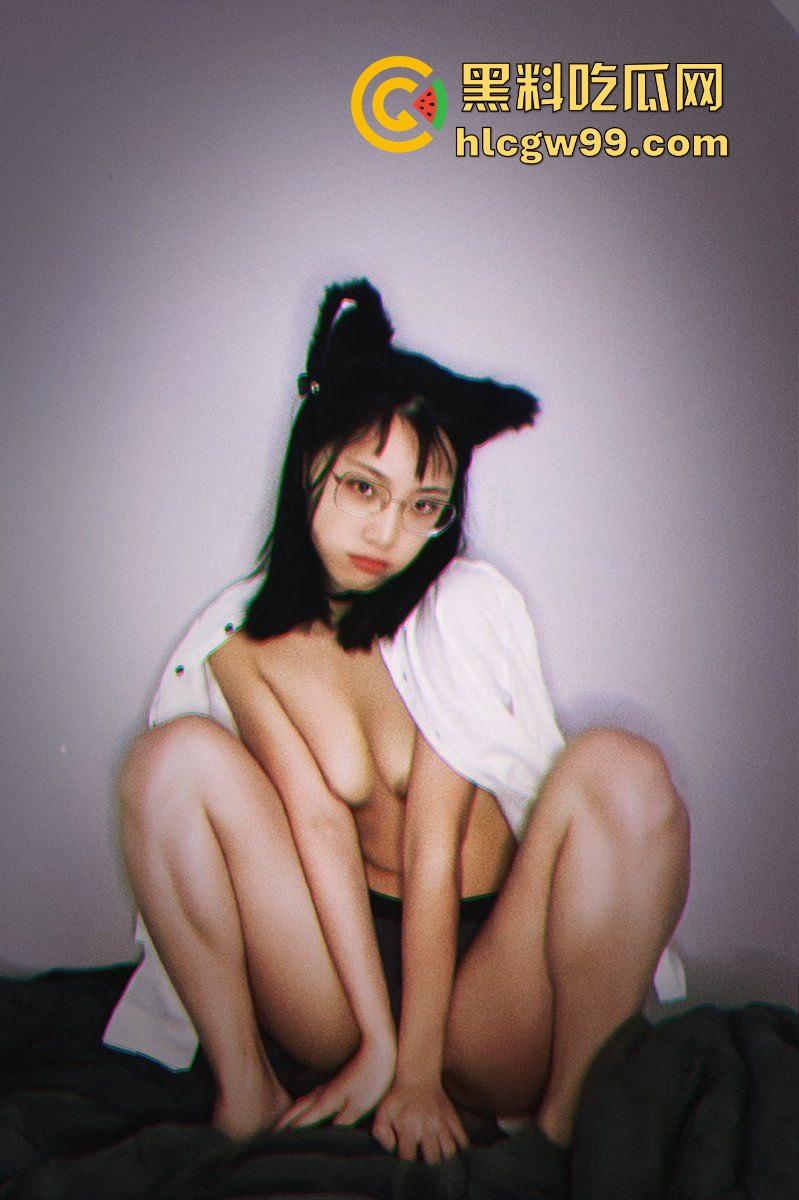 P站亚洲女王『刘悦』大战洋屌男友，开局带闺蜜双龙戏珠，丝足四脚齐上阵乱舞，这待遇堪比帝王级伺候！-5