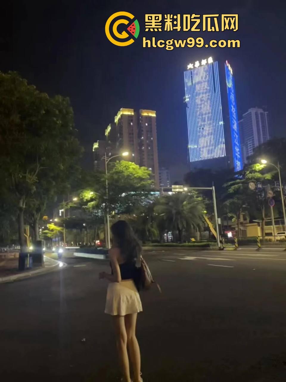 谁的小姨这么懂事？丝袜当滑滑梯，这童年简直是男人的梦想，这待遇让人直接柠檬精上身酸到不行！-7