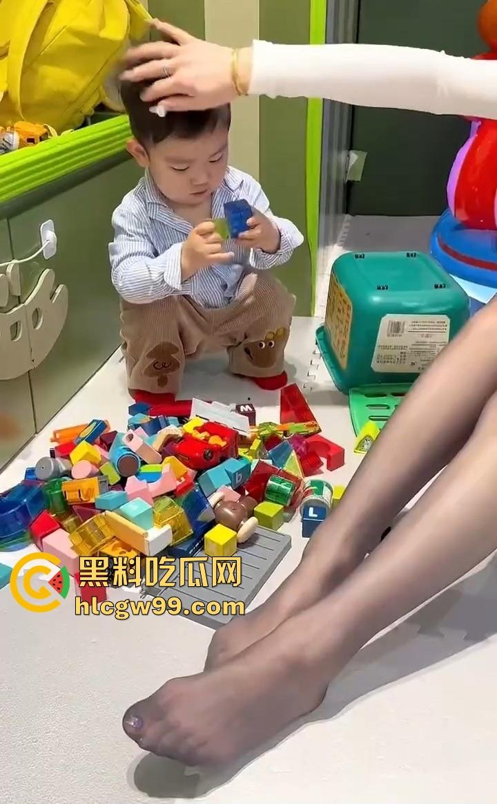 谁的小姨这么懂事？丝袜当滑滑梯，这童年简直是男人的梦想，这待遇让人直接柠檬精上身酸到不行！-10