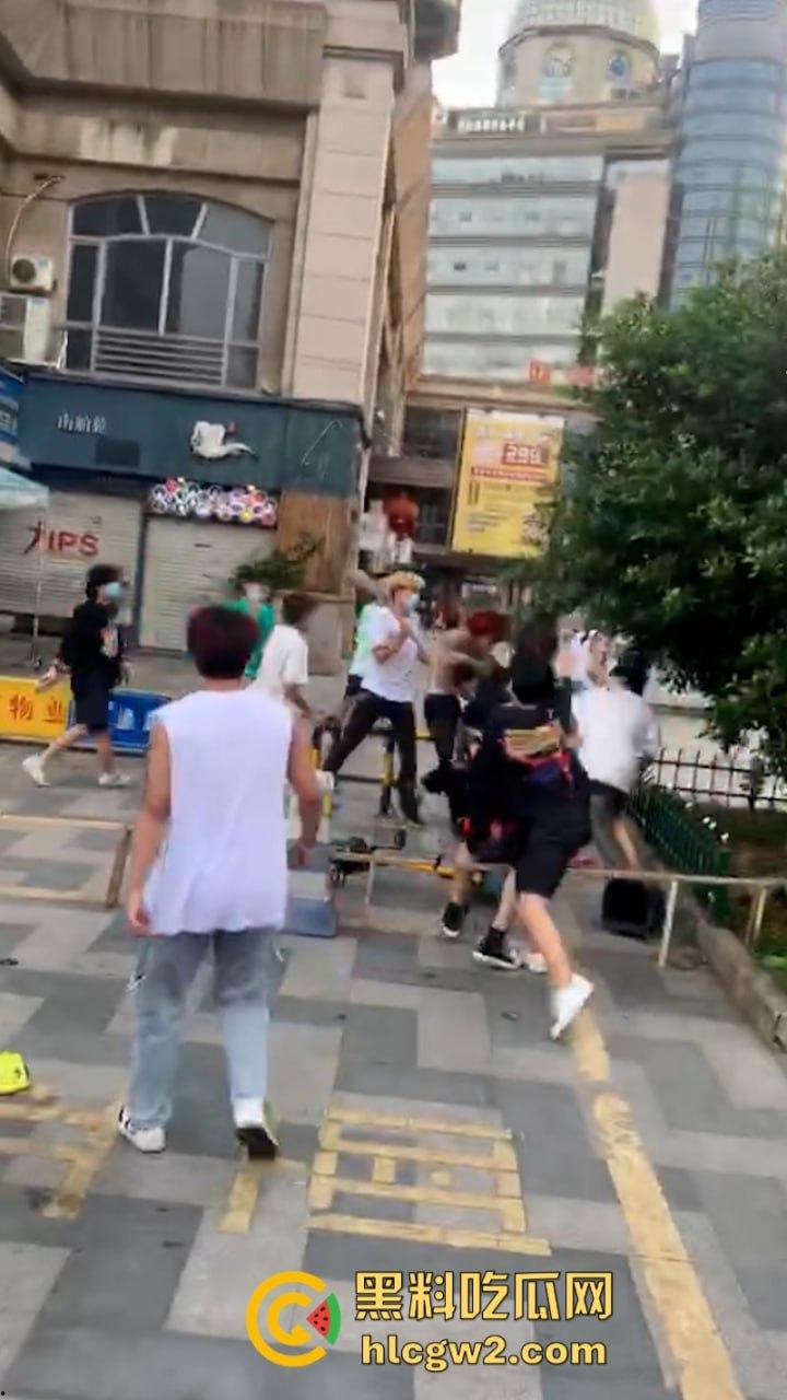 河南许昌精神小伙街头互殴 拳拳到肉脏话连篇 火拼现场堪比古惑仔-3