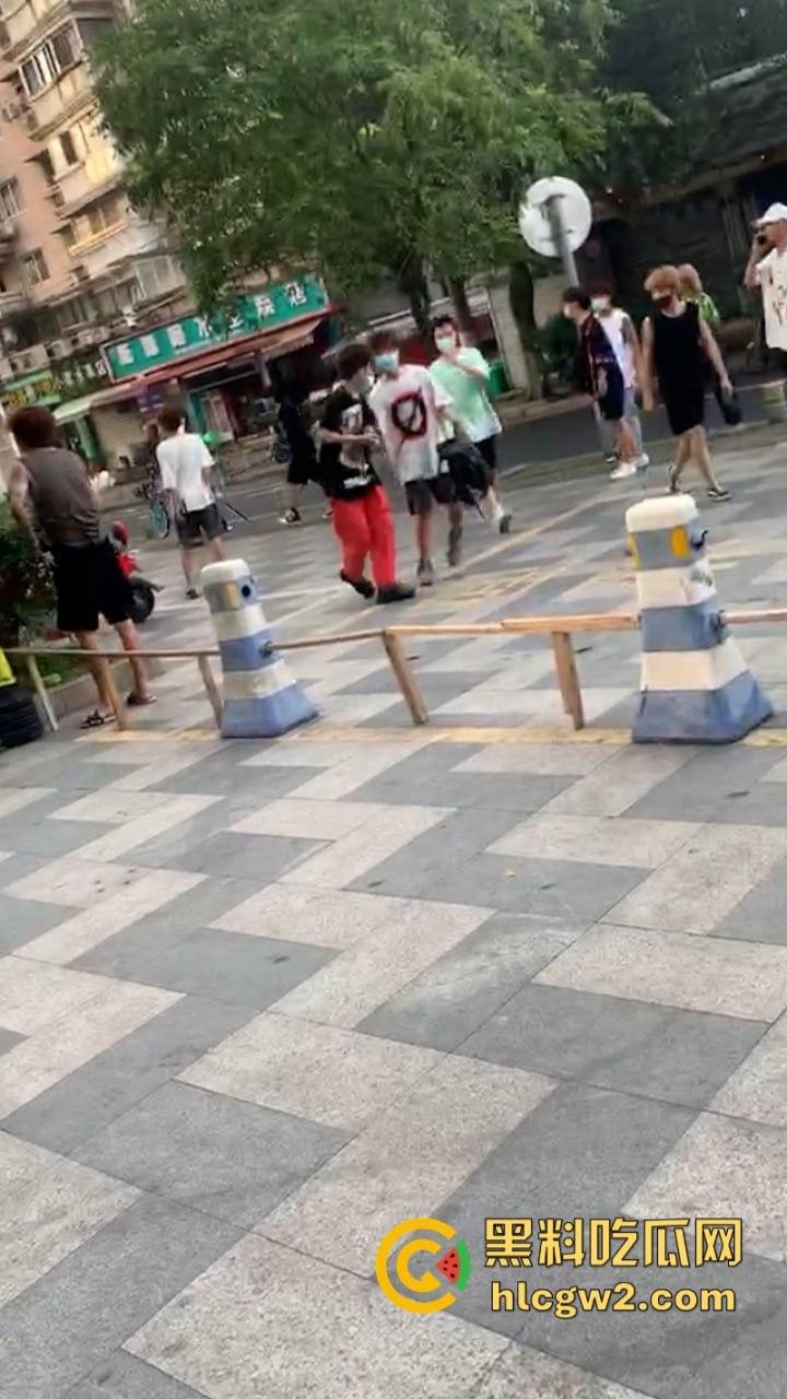 河南许昌精神小伙街头互殴 拳拳到肉脏话连篇 火拼现场堪比古惑仔-5