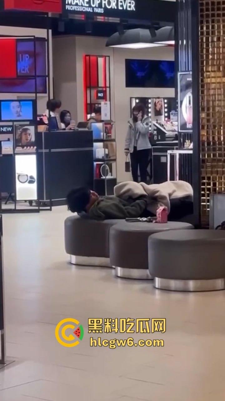 小情侣在商场专柜前刺激吃鸡口交 柜姐全程偷拍偷笑 笑的十分猥琐是也想被操了吗?-7