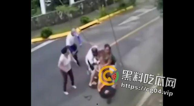 恶犬咬人!遛狗不牵绳 等于狗遛狗 狗首先是畜生 其次才是人类的朋友-2