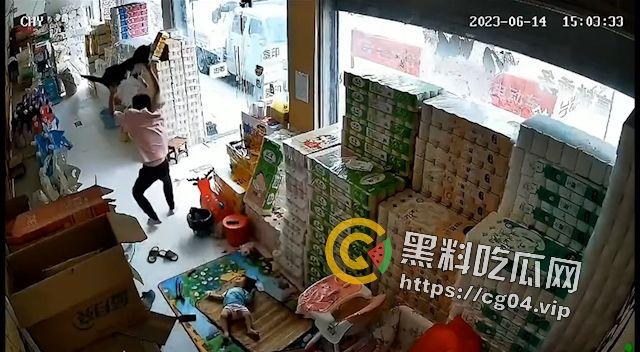 恶犬咬人!遛狗不牵绳 等于狗遛狗 狗首先是畜生 其次才是人类的朋友-3