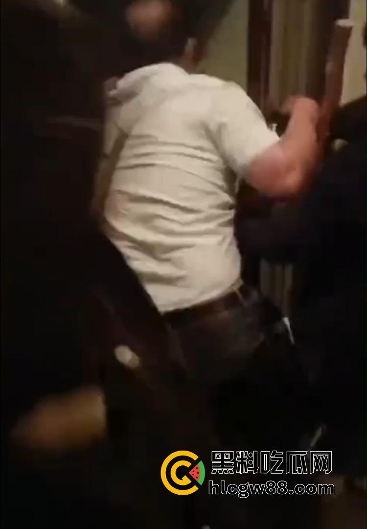 安徽一对奸夫淫妇被捉奸在床，女方亲戚暴打一顿，淫妇吓呆不敢吭声，男的被拖楼道棍棒伺候血流满地！-4