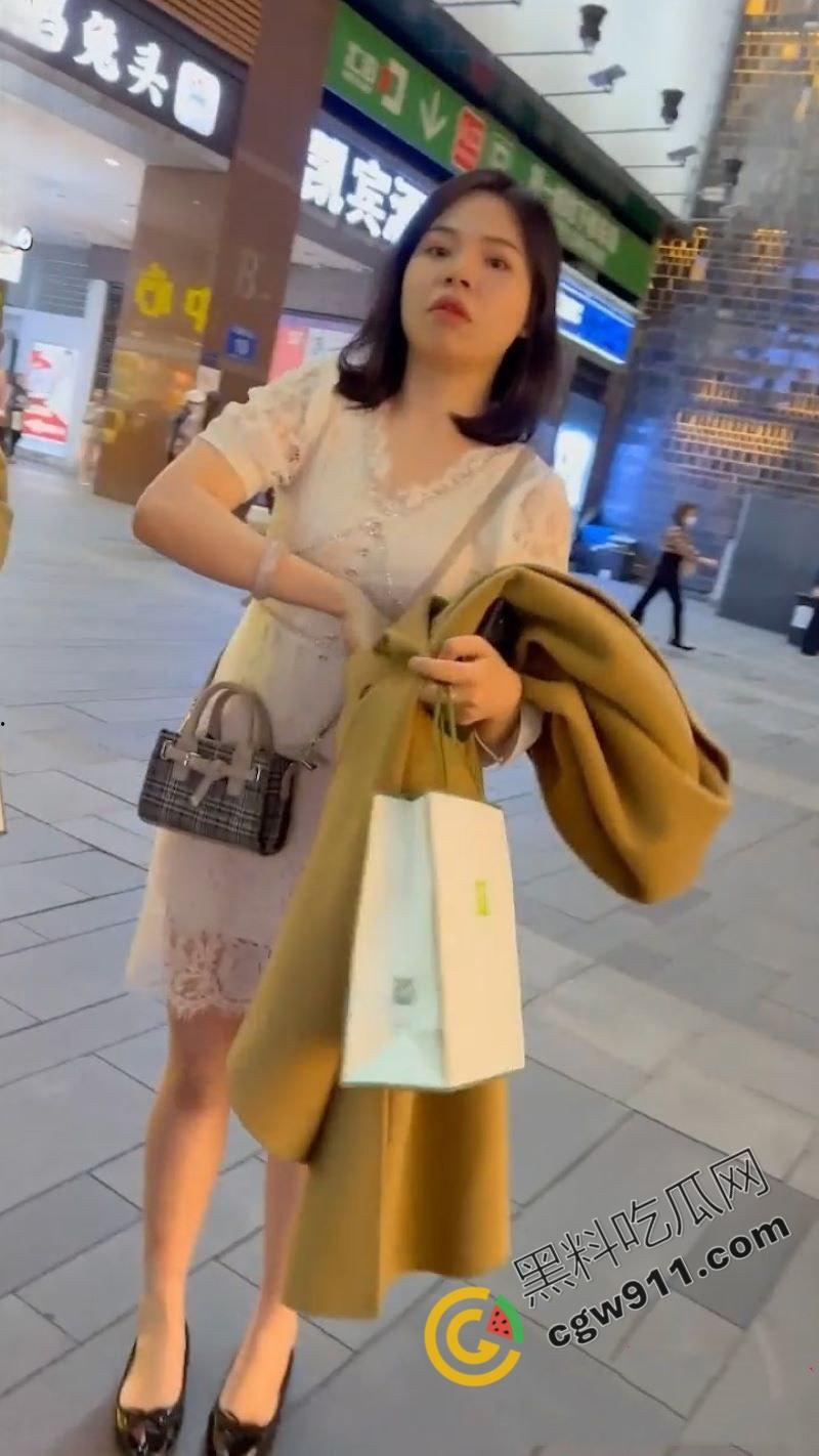 清纯少妇真空逛街，裙下春光乍现，丰满胸器若隐若现，湿润美穴引人遐想，性感曲线魅惑无限-1