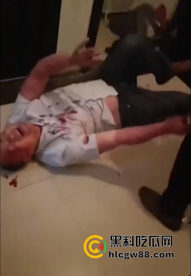 安徽一对奸夫淫妇被捉奸在床，女方亲戚暴打一顿，淫妇吓呆不敢吭声，男的被拖楼道棍棒伺候血流满地！-6