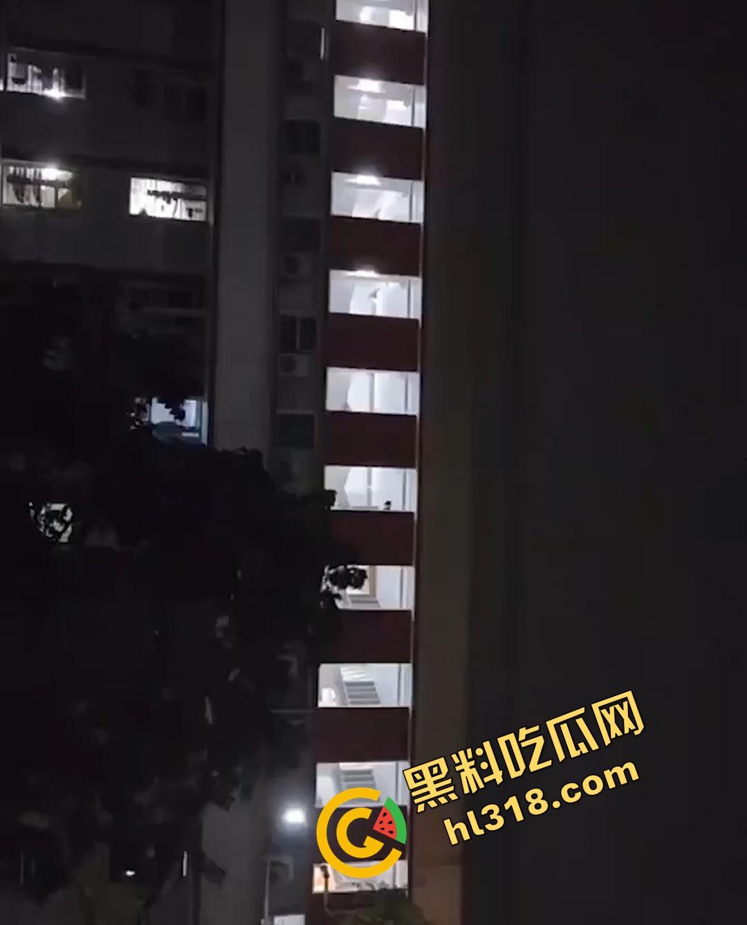 教学楼惊现激情直播，情侣课间角落舌吻互啃，男生手探裙底指尖猛扣小穴动作劲爆被全程录像直播！-1