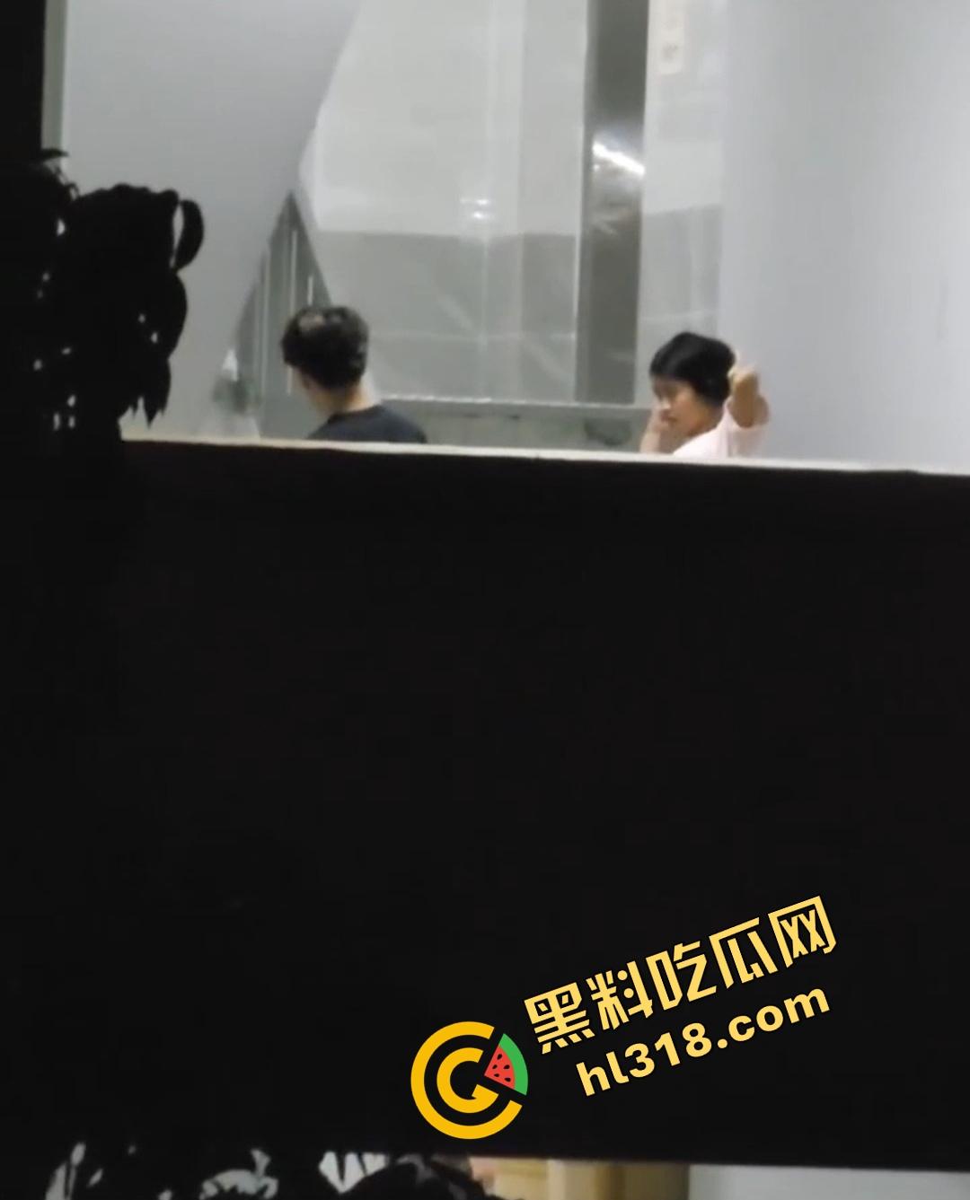 教学楼惊现激情直播，情侣课间角落舌吻互啃，男生手探裙底指尖猛扣小穴动作劲爆被全程录像直播！-5