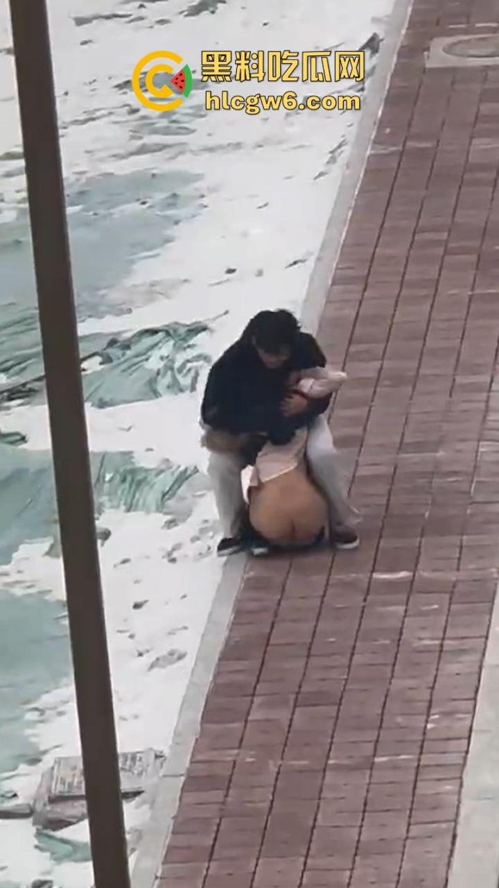 河南政法大学情侣闹脾气 女生一气之下当众脱衣 奶罩乱飞脱裤露逼 男友吓坏了 吃瓜群众看乐了！-1