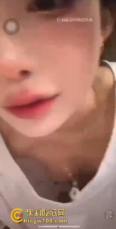 网红劲爆大瓜！！！抖音千万网红【你的欲梦】直播漏奶视频曝光，乳头黑黑的看来童锦成没少吸。-14