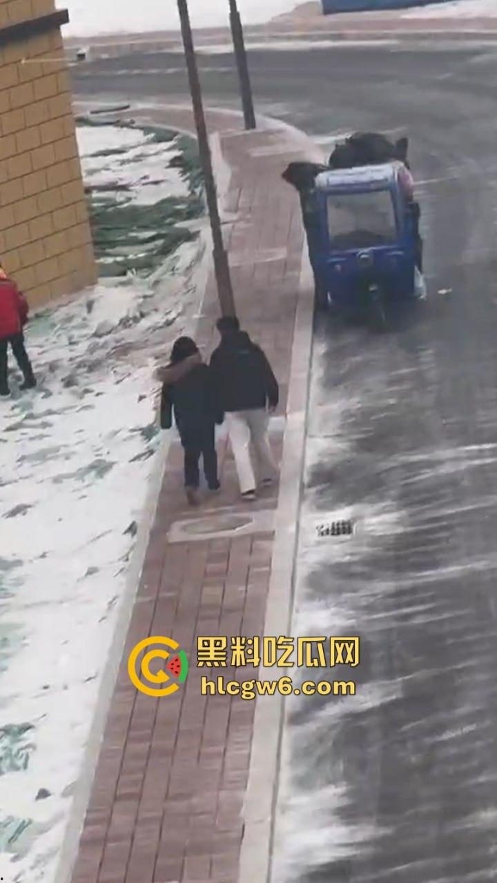 河南政法大学情侣闹脾气 女生一气之下当众脱衣 奶罩乱飞脱裤露逼 男友吓坏了 吃瓜群众看乐了！-7