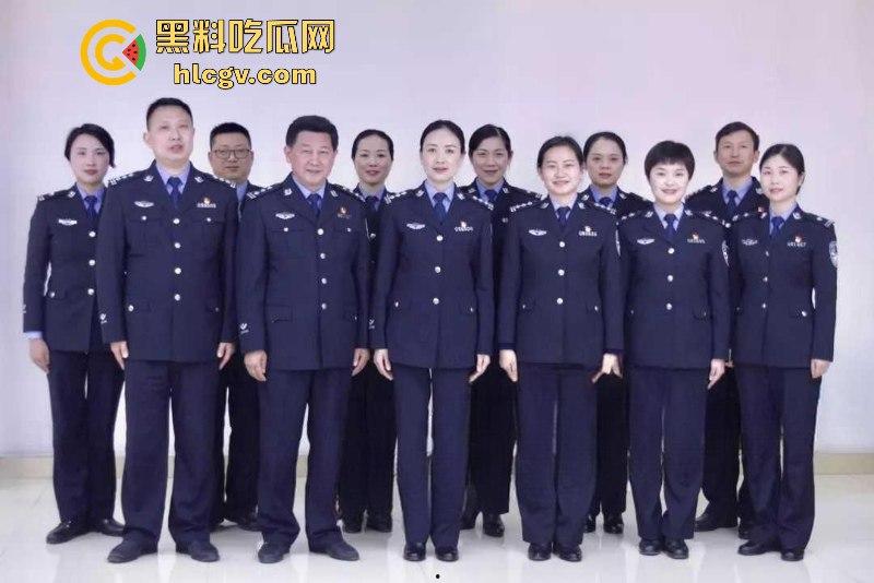 湖北省宜昌市公安局女局长【郑兴华】上厕所被前夫大胆偷拍 美臀鲍鱼清晰露出!-5