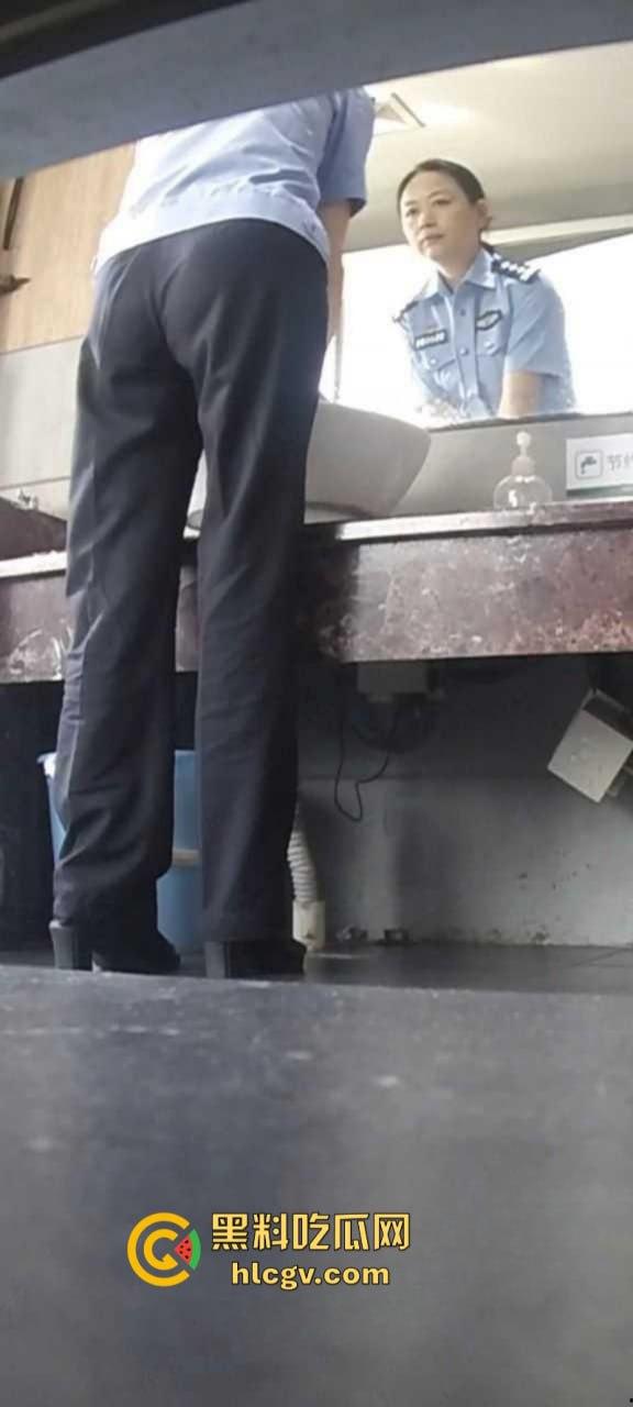 湖北省宜昌市公安局女局长【郑兴华】上厕所被前夫大胆偷拍 美臀鲍鱼清晰露出!-7